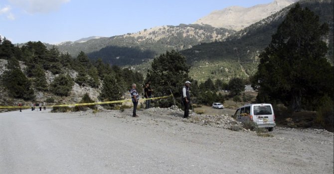 Stablize yolun resmiyet kazanması için tapulu arazisinden geçen karayolunu kazarak trafiğe kapattı