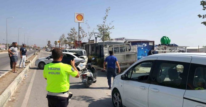 Kamyonet 4 aracı biçti: 4 yaralı