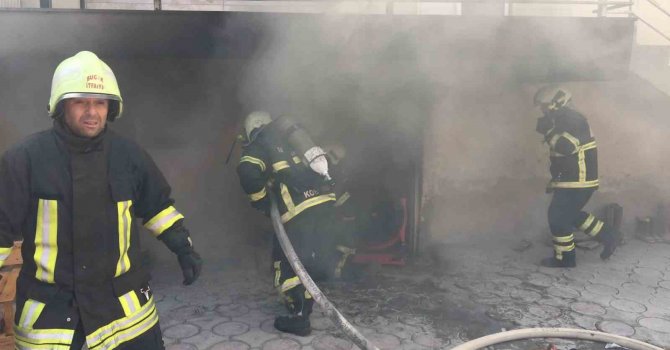 Burdur’da besi çiftliğinde çıkan yangın büyümeden söndürüldü