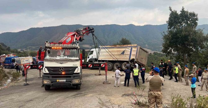 Kahramanmaraş’ta cenazeye dalan kamyon alandan kaldırıldı
