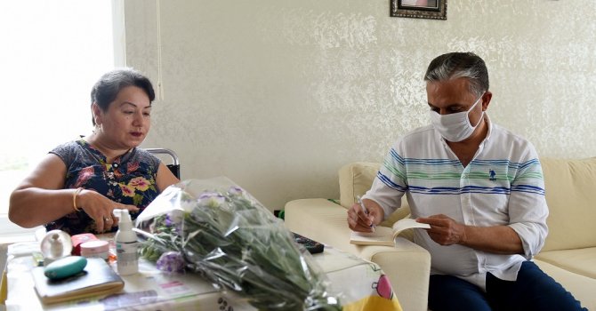 Başkan Uysal, kitabını kendisi götürdü