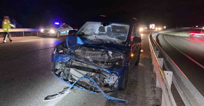 Yağış nedeniyle kayan otomobil tıra çarptı: 5 yaralı