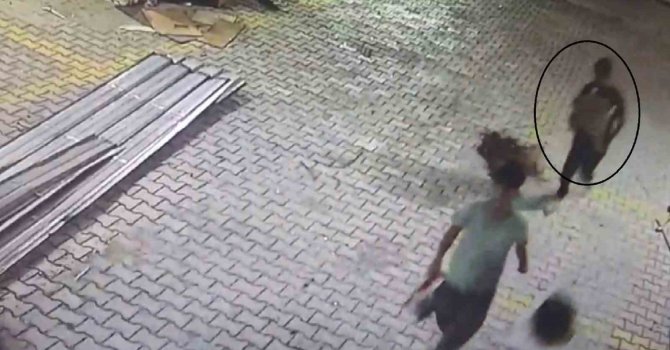 Kuruyemiş dükkanına giren acemi hırsızlar kucaklarında çerez çuvalıyla kameraya yakalandı