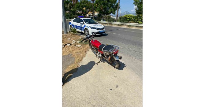 Plakasız motosiklet otomobile çarptı: 2 yaralı