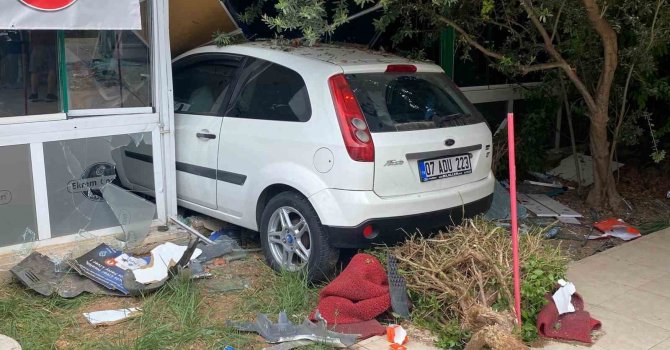 Hızını alamayan otomobil önce eczaneye sonra dönerci dükkanına daldı