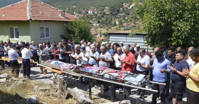 Kazada hayatını kaybeden anne ve çocukları gözyaşları arasında toprağa verildi