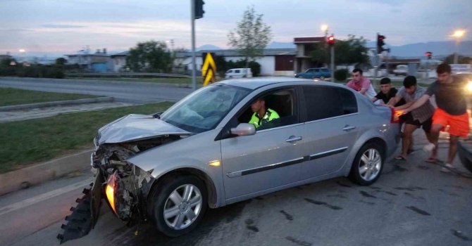Antalya’da kırmızı ışık ihlali hastanede bitti:3 yaralı