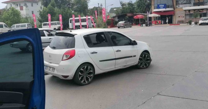 Antalya’da otomobil motosikletle çarpıştı: 2 yaralı