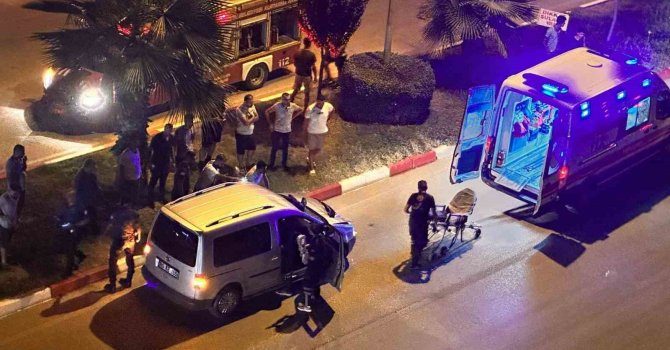 Kendisine çarpan aracın ön camından içeri girdi