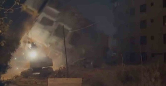 Yıkım esnasında 6 katlı binanın iş makinesinin üzerine çökme anı kamerada