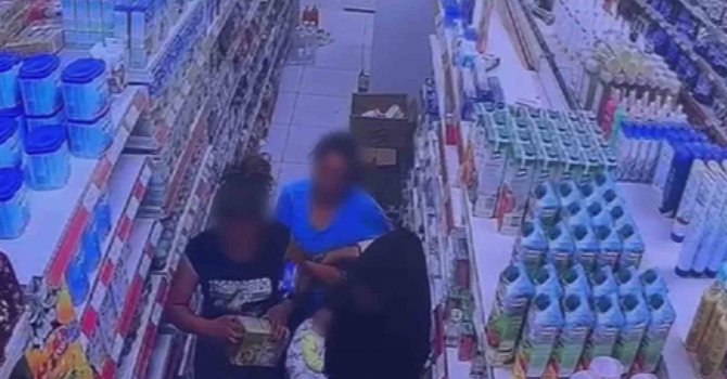 Marketten bebek maması çalan kadının mamayı eteğinin içine sakladığı anlar kamerada