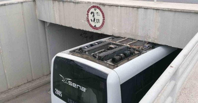 Midibüsün sürücüsü havalandırmayı hesap edemeyince alt geçide sıkıştı