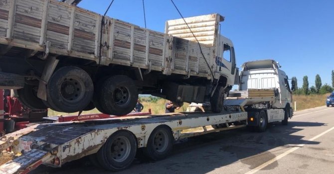 Burdur’da kontrolden çıkan kamyon şarampole devrildi: 1 yaralı