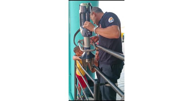 Demir korkuluğa sıkışan çocuğu itfaiye kurtardı