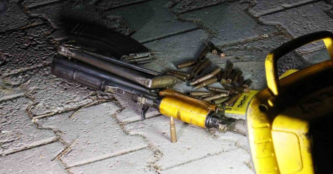 Plakasız motosikletle gelip iş yerine AK-47 ile saldırı düzenleyecekleri sırada bekçilere yakalandılar