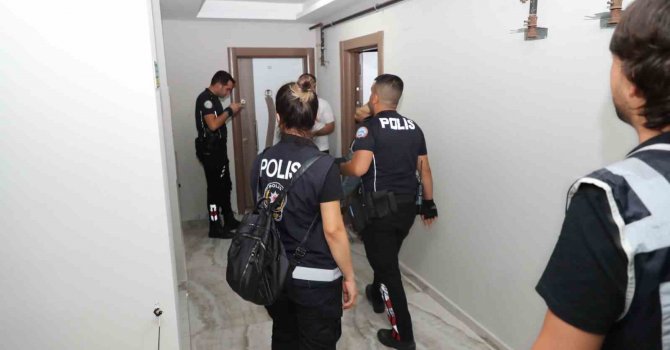 Mersin polisinden günübirlik evlerde denetim: 17 aranan şahıs yakalandı