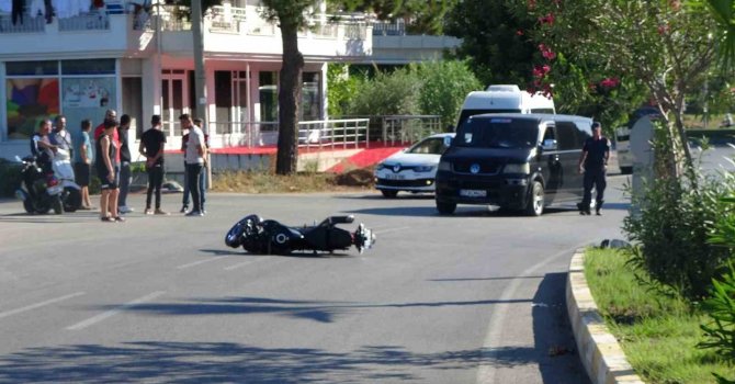 Panelvanla çarpışan motosiklet sürücüsü kaskı sayesinde ölümden döndü