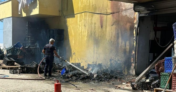 Sebze meyve deposundaki yangın büyümeden söndürüldü