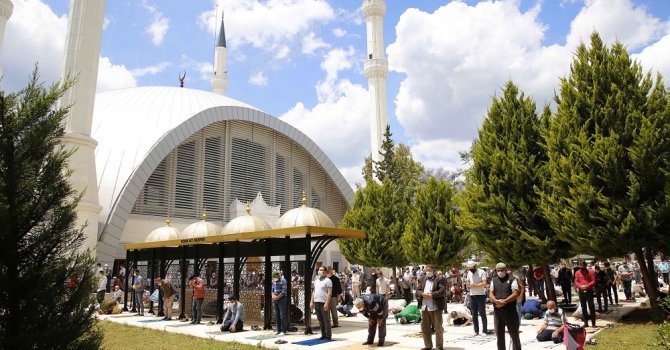 Döşemealtı’nda Camiler Cuma namazıyla ibadete açıldı