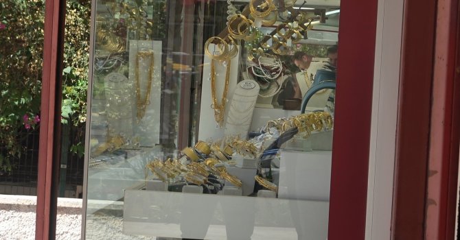 Kuyumcuya sahte altın satmaya çalıştılar, ‘polis’ lafını duyunca topukladılar