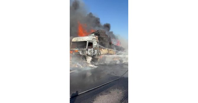 Otoyolda saman yüklü tır yandı, trafik durma noktasına geldi