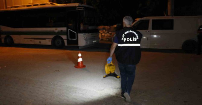 Otomobiliyle seyir halindeyken başka araçtan ateş açıldı, sırtından vuruldu