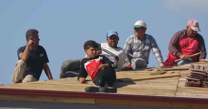 Çatıda çalışan işçilerin seyir zevkine ne alevler ne de duman son verebildi