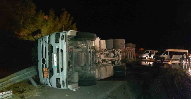 Zift dolu tanker devrildi, yol ulaşıma kapandı