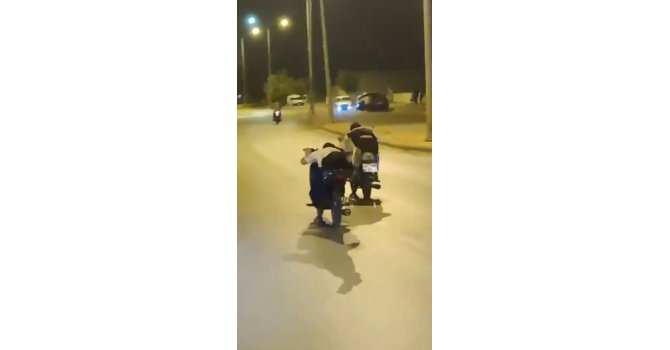 Trafik magandalarının tehlikeli motosiklet yolcuğu kamerada