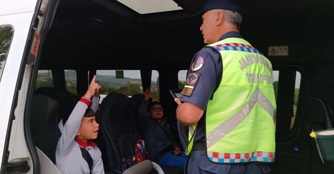 Burdur’da jandarma ekiplerinin okul servisleri denetiminde 3 araç trafikten men edildi