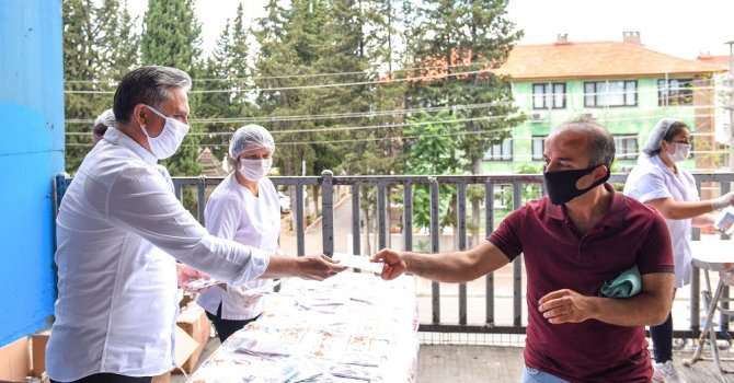 Tek kullanımlık seccade dağıtıldı