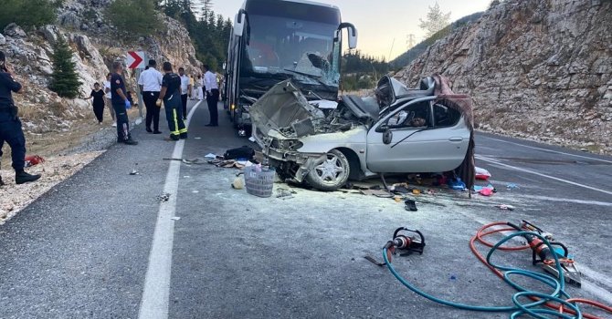 Antalya’da yolcu otobüsü ile otomobil kafa kafaya çarpıştı: 1 ölü, 5 yaralı