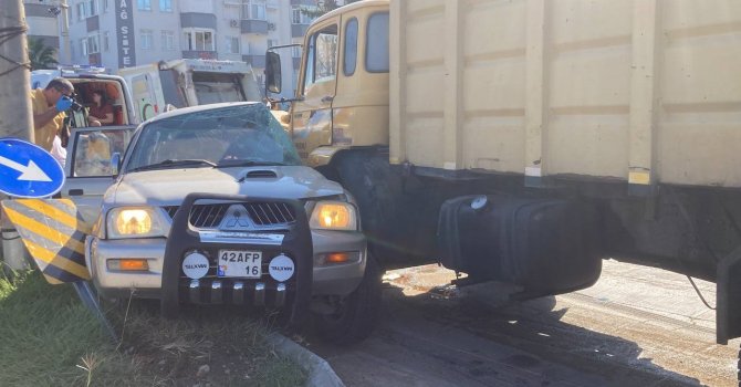 Çöp kamyonu, kamyonete çarptı: 4 ölü, 2 yaralı