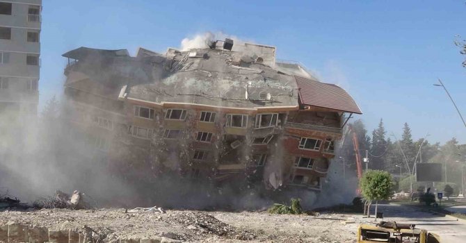 Meraklı vatandaşların araçlarını durdurup izlediği 8 katlı binanın yıkım anı kamerada