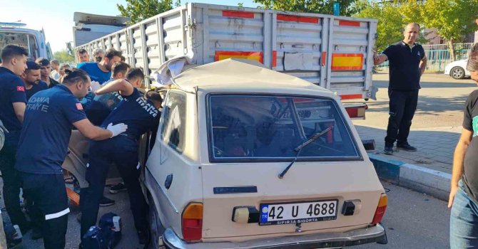 Adana’da otomobil kamyona çarptı: 1 yaralı