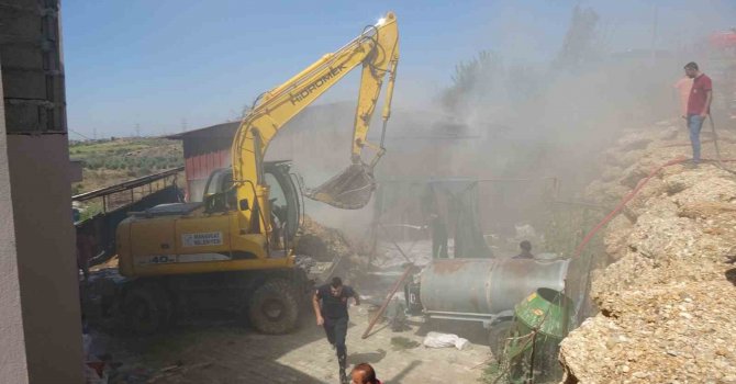 Besihanede yangın çıktı 2 bin balya saman yandı