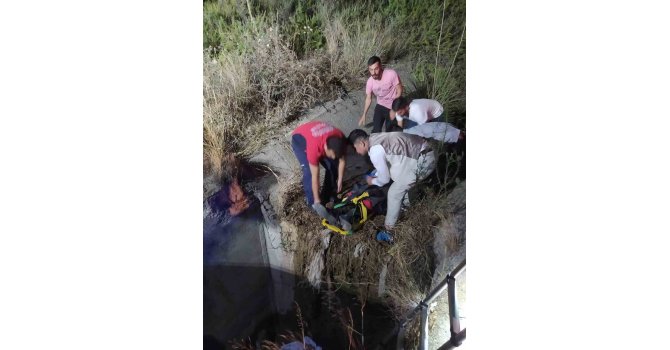 Su tahliye bacasına düşen kişiyi itfaiye ekipleri çıkardı