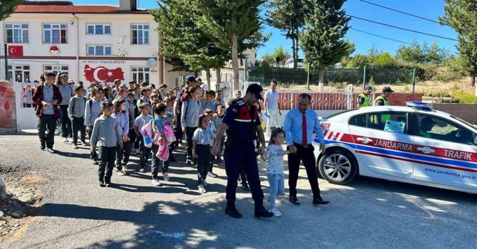 Jandarma okul önleri ve çevresinde güvenlik önlemlerini arttırdı