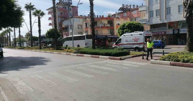 Düşürdüğü telefonunu almak isterken ticari taksinin aynasına çarptı: 1 yaralı