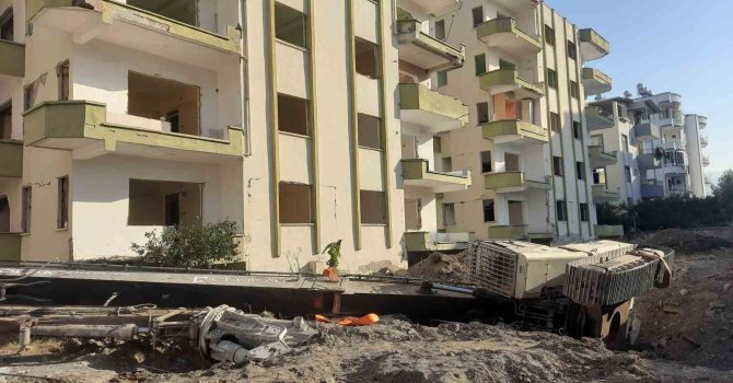 Hatay’da yer yarıldı, iş makinesi içine düştü