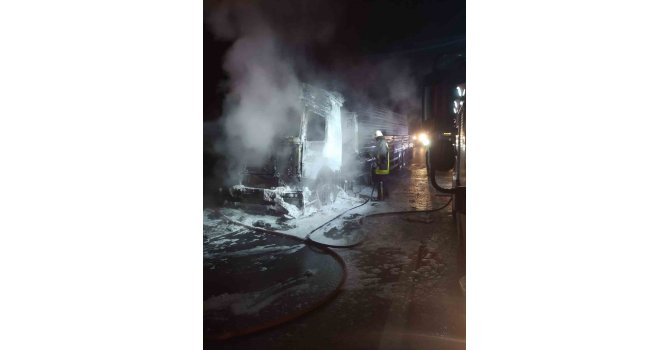 Demir yüklü tırın kupası yandı
