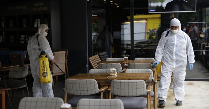 Büyükşehir kafe ve restoranları dezenfekte ediyor