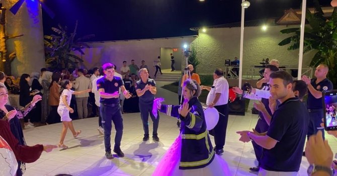 İtfaiyeci gelini, ekip arkadaşları yalnız bırakmadı