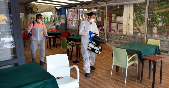 Yeniden açılan işyerleri dezenfekte ediliyor