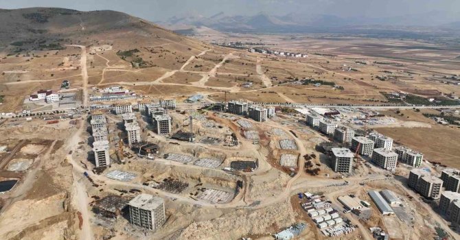 İş makinesinin altında kalan işçi hayatını kaybetti