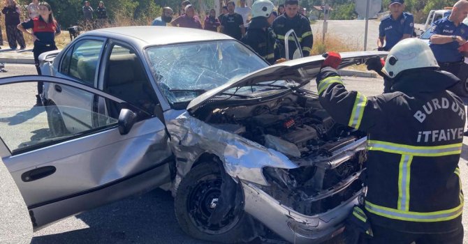 Kavşağa kontrolsüz giren otomobile başka bir otomobil çarptı: 3 yaralı