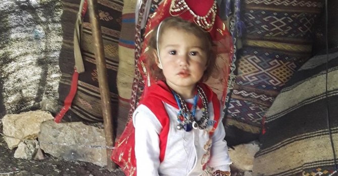 Tukli mushukli qizning fotosurati