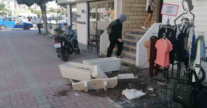 Önce otomobile sonra kaldırımdaki çiçekliklere çarptı: 1 yaralı