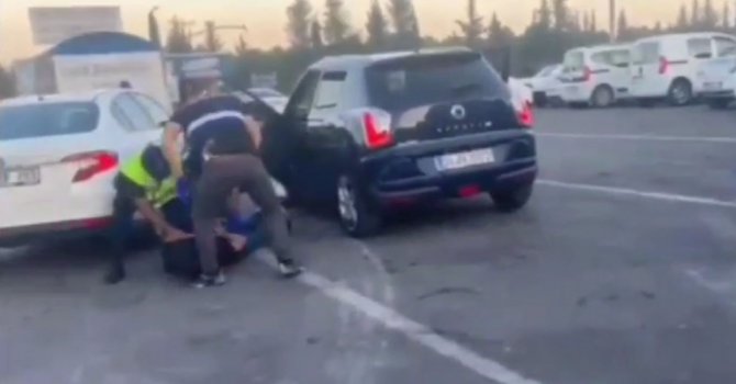 Bagaj kapağına gizlenen 1 kilo kokain jandarmanın dikkatinden kaçmadı