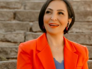 “ATATÜRK’ÜN SEVDİĞİ TÜRKÜLERİ SESLENDİRDİ”